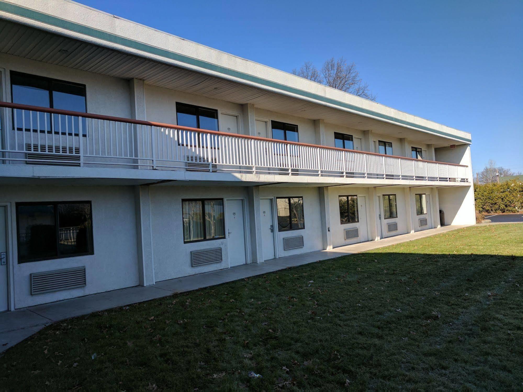 Sprucewood Inn Elyria Exterior photo