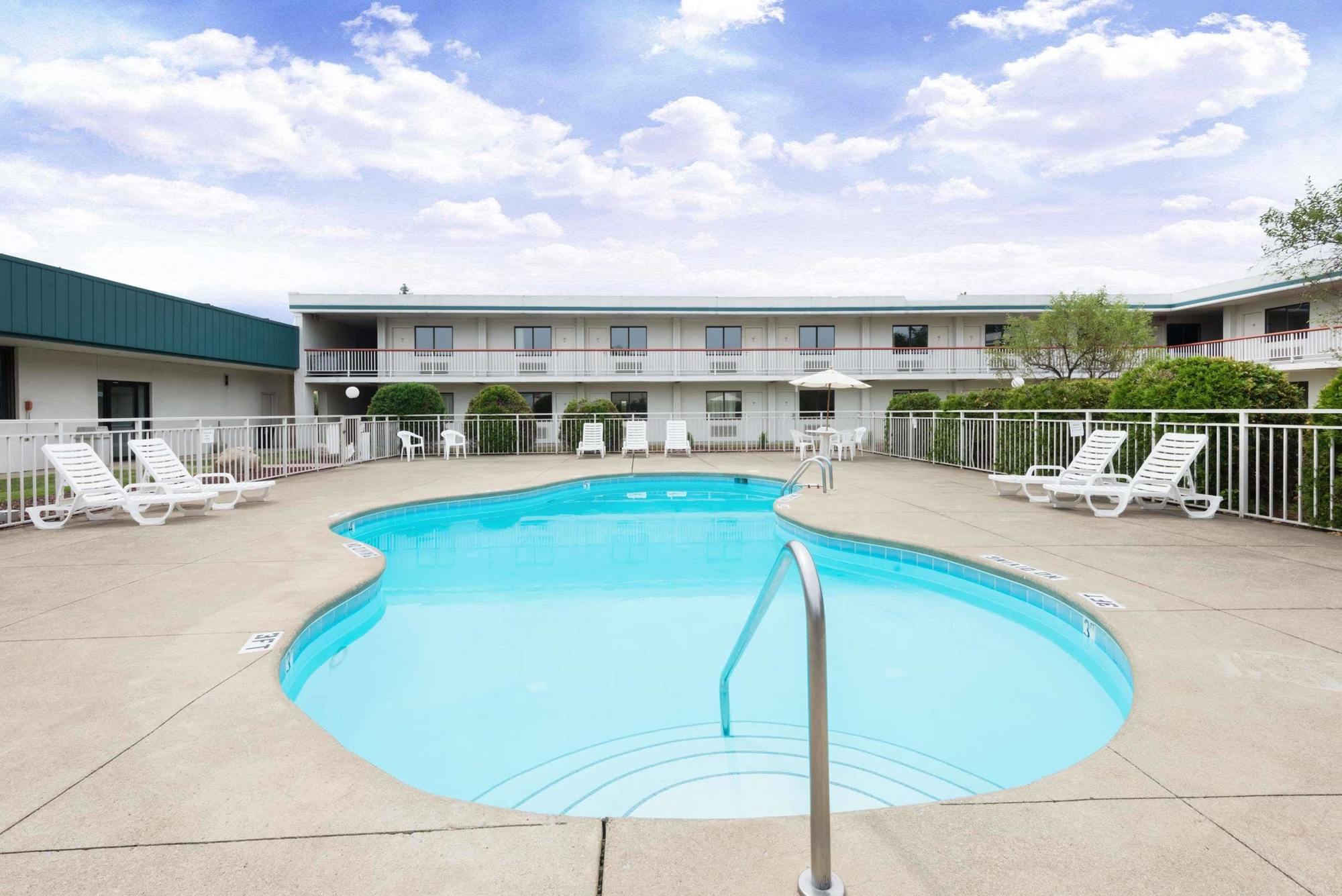 Sprucewood Inn Elyria Exterior photo